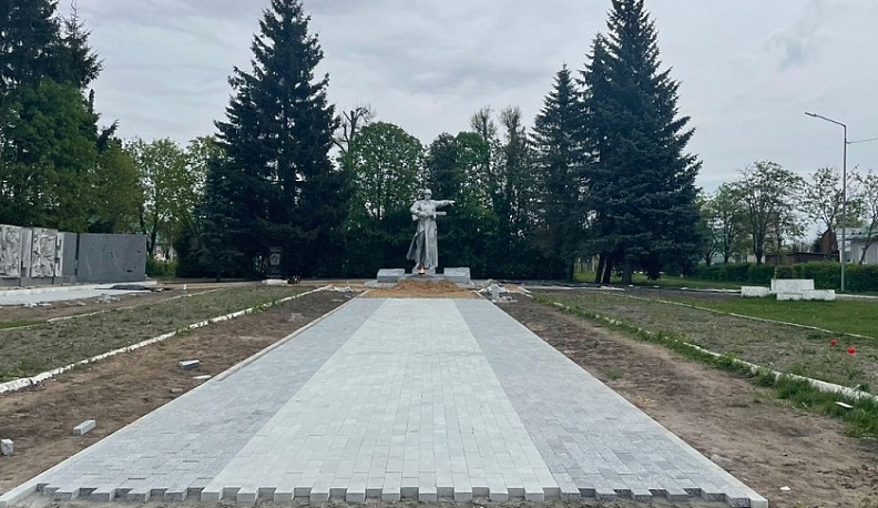 В Жиздре, согласно голосования горожан, благоустраивается мемориальный комплекс «Огонь славы»