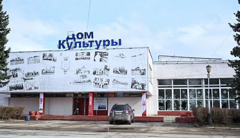 В ходе рабочей поездки в Хвастовичский район губернатор Владислав Шапша посетил Дом культуры, где идет капремонт