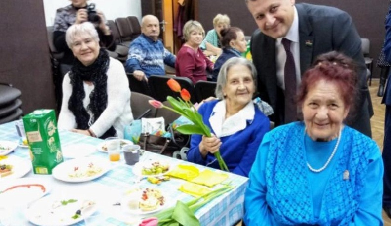 Ферзиковчанки принимали поздравления с международным женским днем