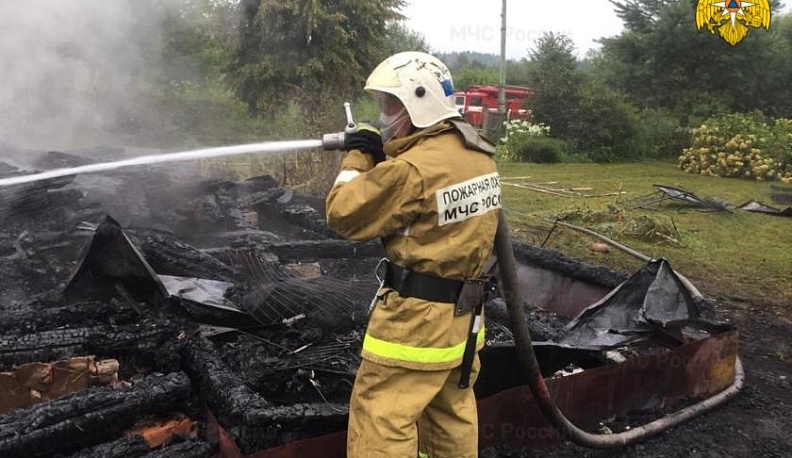 Следователи выясняют обстоятельства гибели семейной пары при пожаре в Калужской области
