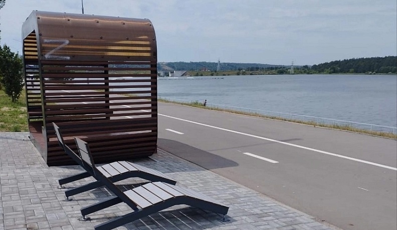 На набережной Яченки появились модные шезлонги