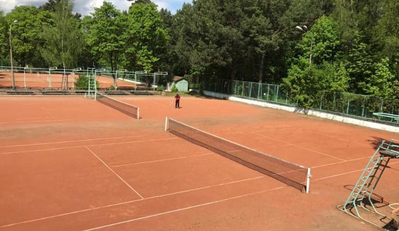 В Обнинске начали работу открытые теннисные корты