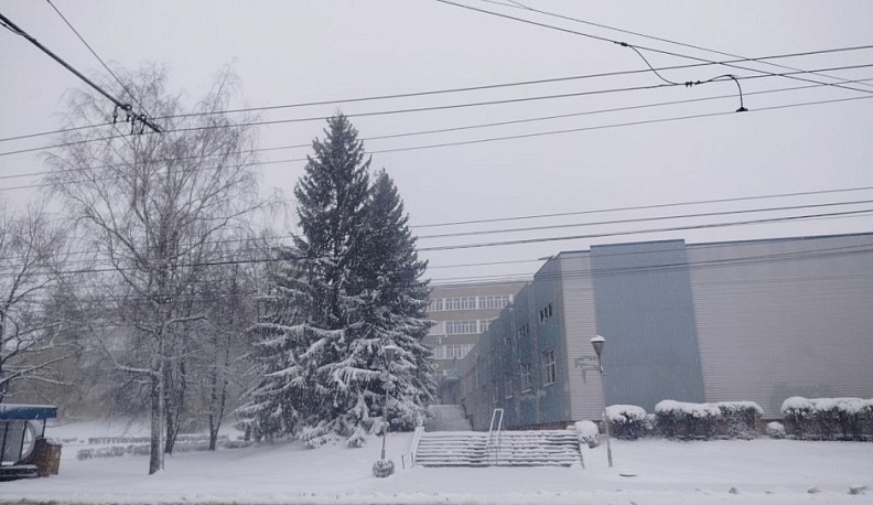 В Калуге по-прежнему идёт снег