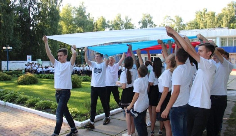 В «Звёздном» под Калугой школьники провели флешмоб в честь Дня флага России