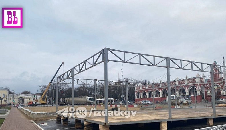 В Калуге продолжается установка катка на Старом Торге