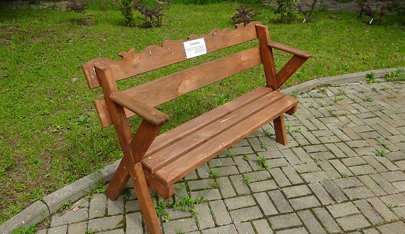 На каждой лавочке и скамейке установлена авторская табличка, на ней обозначено, кто сконструировал и изготовил это изделие.