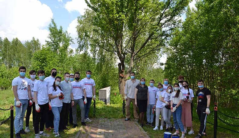 В Дзержинском районе молодогвардейцы благоустроили военное захоронение