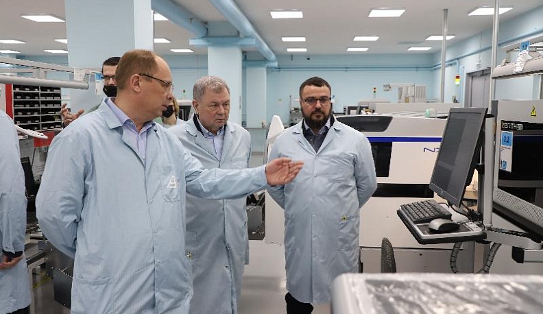 Анатолий Артамонов посетил завод "Автоэлектроника" в Калуге