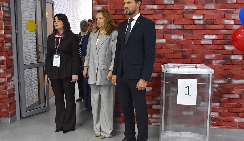 Стартом к голосованию на избирательных участках в Людиновском районе стало исполнение гимна России