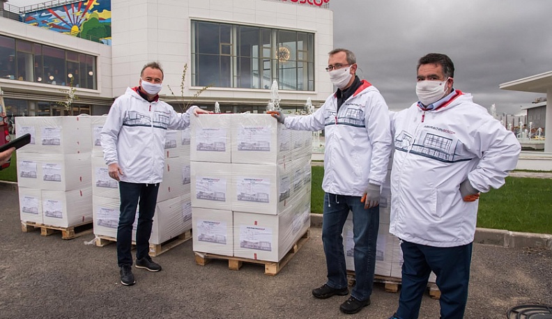 Первую тысячу защитных костюмов для медработников области от компании Боско передали сегодня Владиславу Шапше