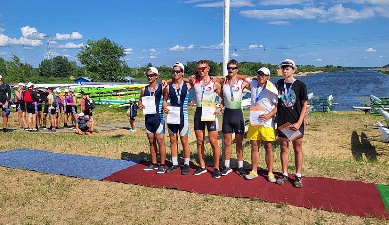 Дмитрий Денисов поздравил юных гребцов с победой на первенстве России