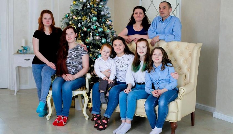 Плачущего - обнять...