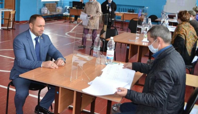 Депутат Александр Козлов в пятницу принял участие в выборах 