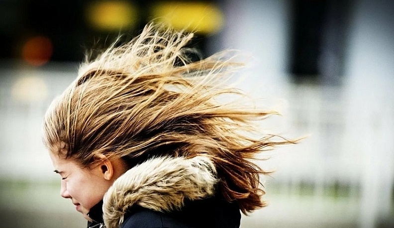 Сильный ветер в Калуге - на весь день