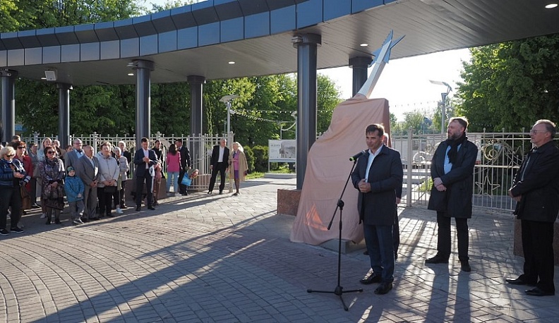 Скульптуру в форме гитары открыли возле филармонии в Калуге