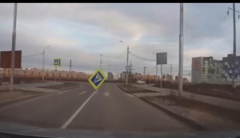 Пятница, 13-е: в Калуге ветром срывает крыши и ломает деревья