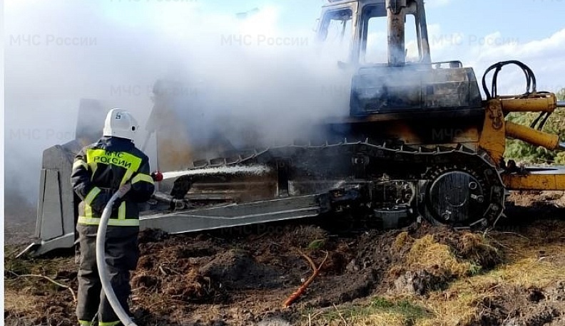 В Калужской области загорелся бульдозер