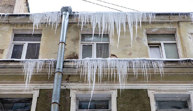 В калужском МЧС предупредили об опасности сосулек и наледи
