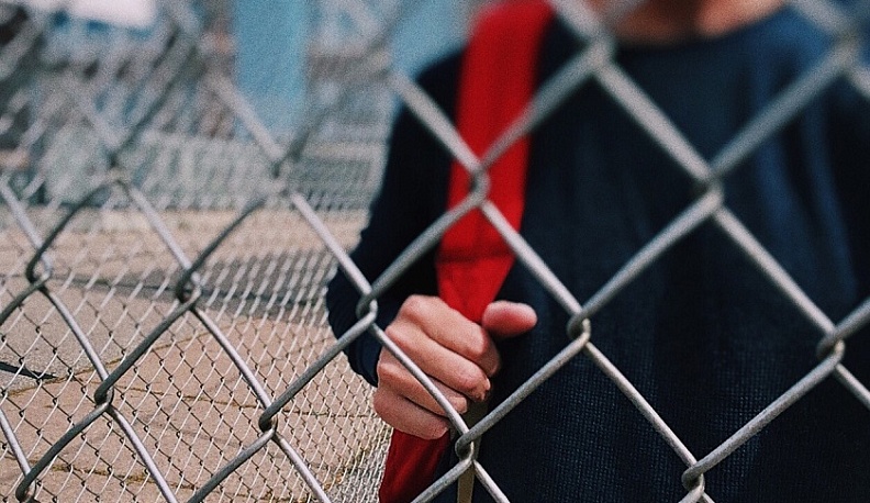 В Дзержинском районе мужчина взял в подельники 13-летнего мальчика