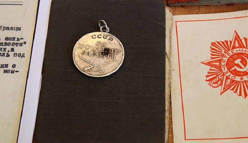 В Людинове найденную медаль «За боевые заслуги» вернули семье ветерана