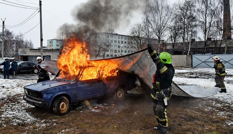 В Калуге впервые испытали противопожарное «покрывало»