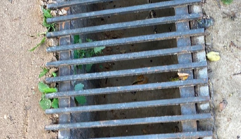 В Боровске по просьбе жителей очистили ливнёвки  