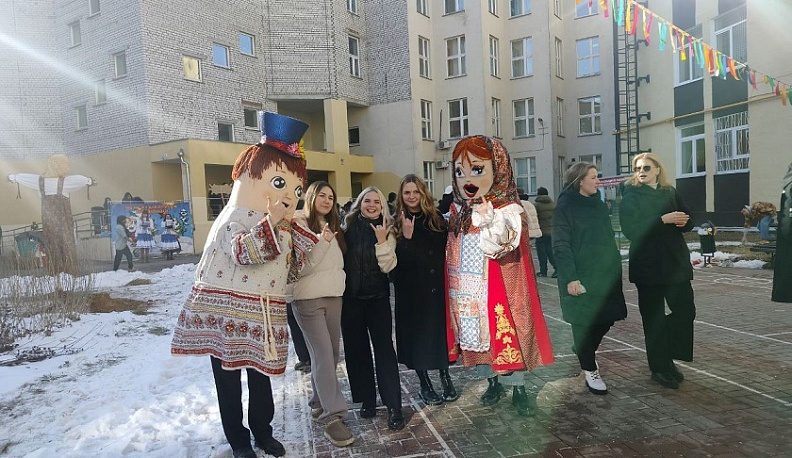 Студенты калужского вуза отметили Масленицу