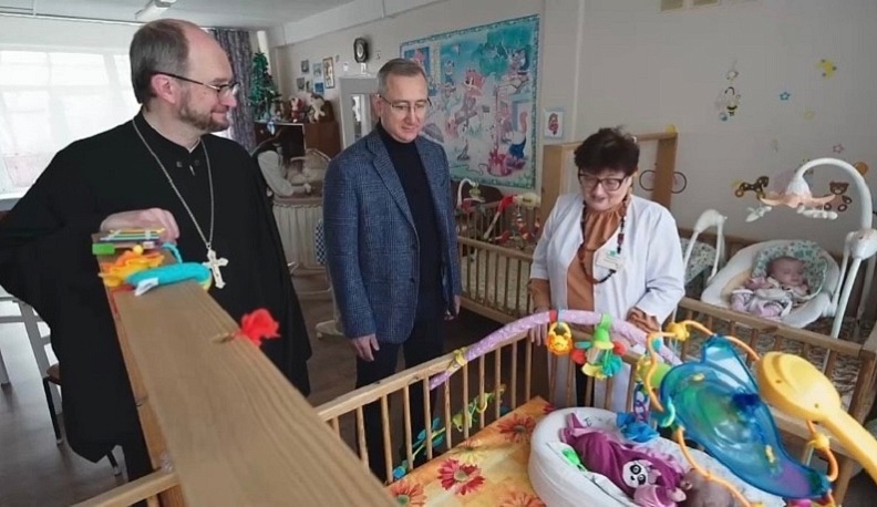 Владислав Шапша и руководитель Фонда «Круг добра» навестили детей с жизнеугрожающими и редкими заболеваниями