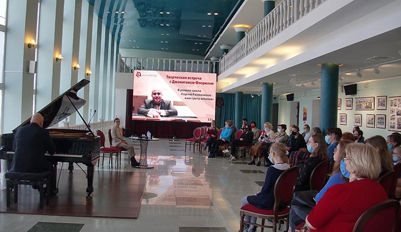 Испанский пианист провел мастер-класс для юных калужских исполнителей