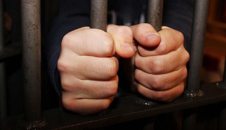 В Калуге жилец отобрал телефон у хозяйки квартиры и изнасиловал ее