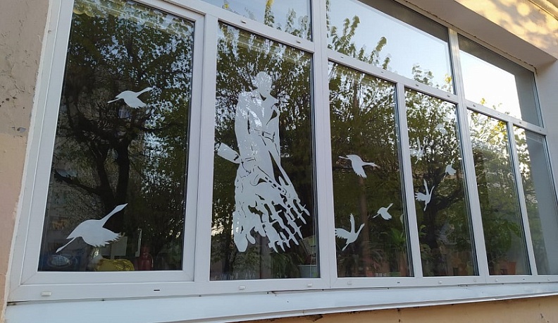 Ко Дню Победы калужане разместили портреты героев войны на машинах и окнах домов