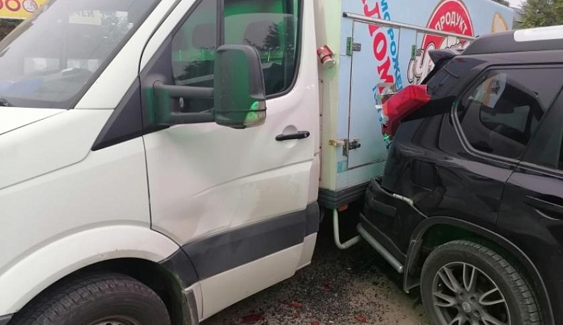 В Боровском районе грузовик с мороженым попал в аварию