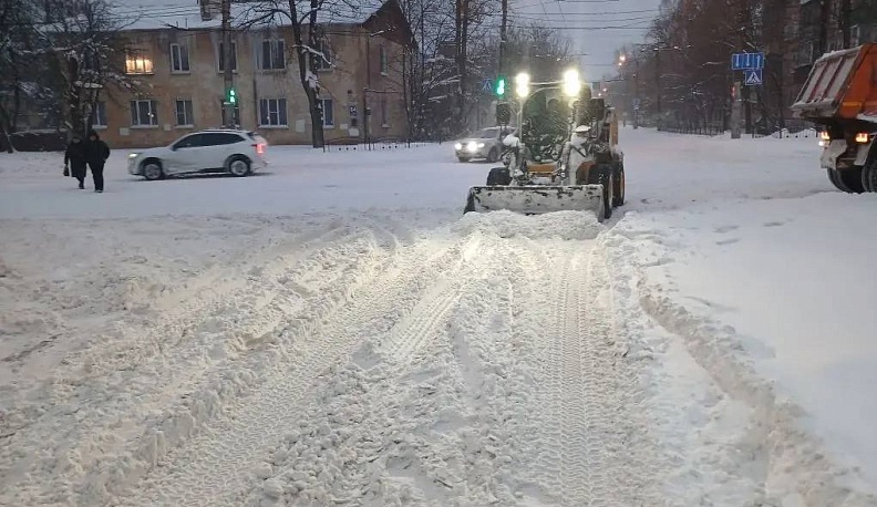 Тысячи кубометров снега вывозят с улиц Калуги 