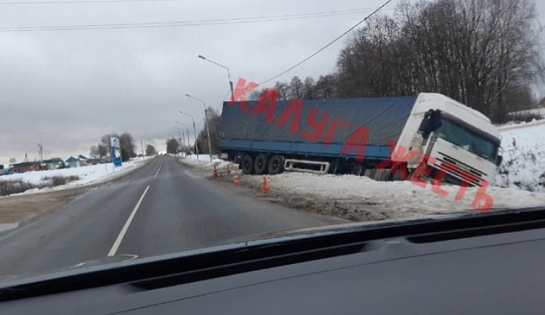 Фура перевернулась в Калужской области