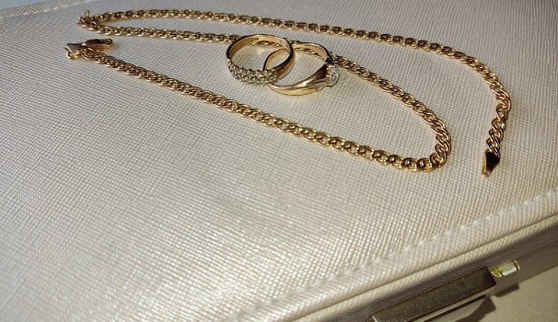 В Калуге задержали мошенницу, забравшую золотое кольцо за скриншот