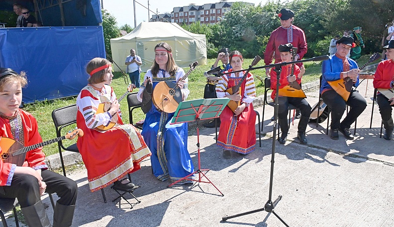 Трепещут флаги,  песни льются!