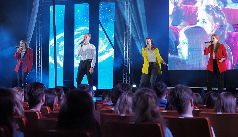 В администрации Калужской области медалистов встретили рэпом