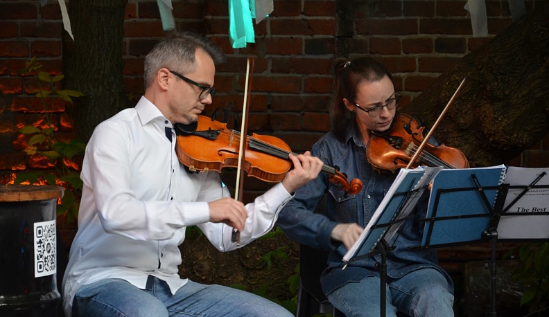 Калужская рок-группа «Тень звука» выступила со струнным квартетом перед жителями города