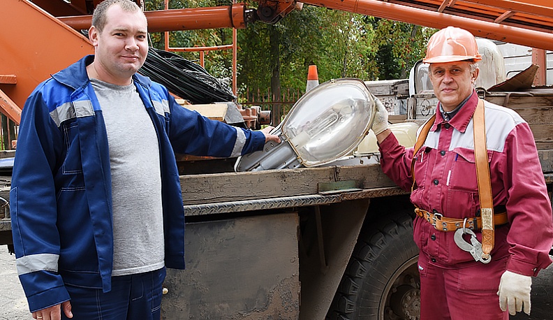 Около 100 уличных светильников ежемесячно ремонтируют людиновские электрики