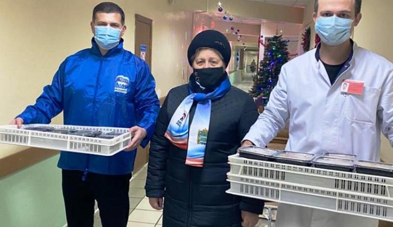 Калужские депутаты передали горячие обеды медицинским работникам