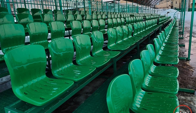 На стадионе в Балабанове установили новые трибуны