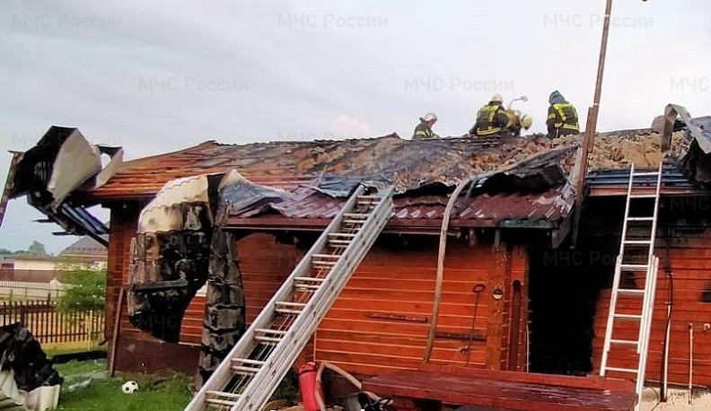 В Калужской области пожарные потушили загоревшийся деревянный дом