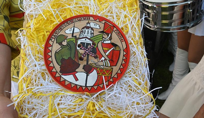 На фестивале национальных культур Малоярославец передал Мещовску сундучок с пуговкой