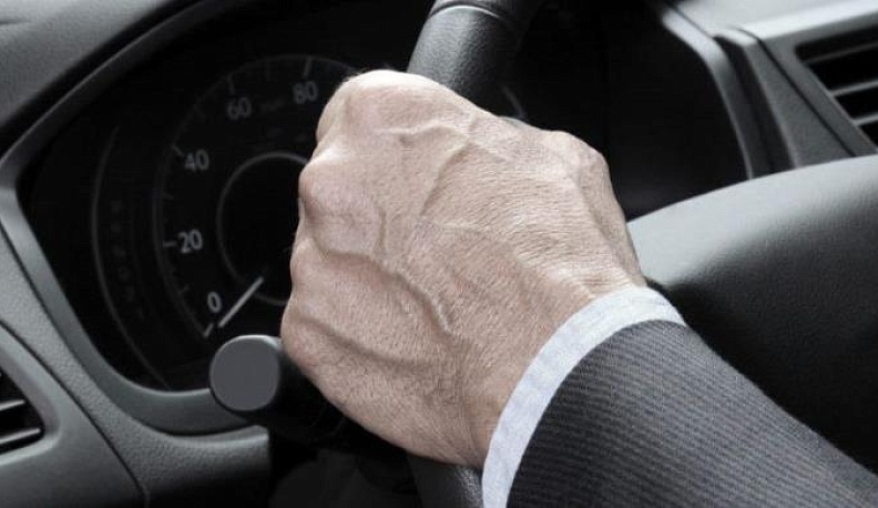 Родственник угнал у калужанина машину и врезался в автобус