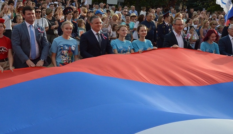 Калужане отметили День Государственного флага РФ флешмобом и праздничным концертом