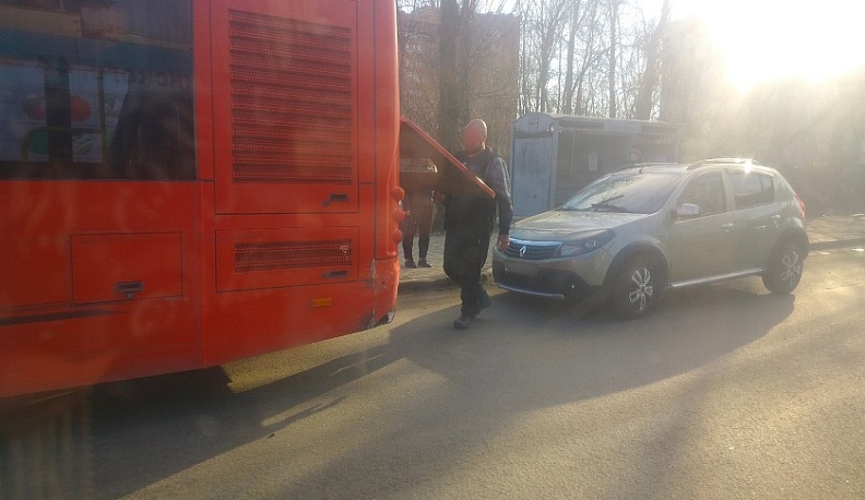 В Калуге легковушка въехала в автобус №34