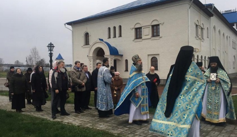 В Свято-Тихоновой пустыни помолились о воинах, отстоявших независимую Россию