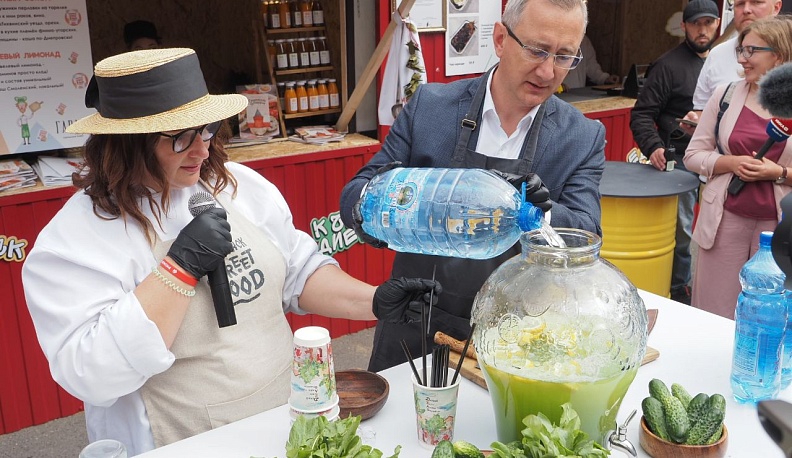 На гастрофесте можно было попробовать лимонад, в создании которого участвовал губернатор