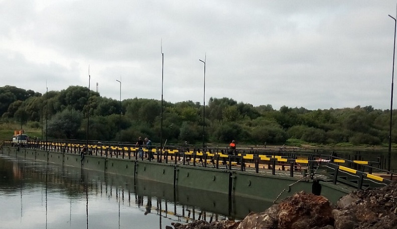 В Калуге понтонный мост готовят к установке 