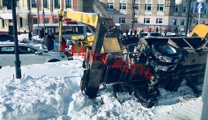 В сквере Медсестер в Калуге перевернулся подъемник с людьми